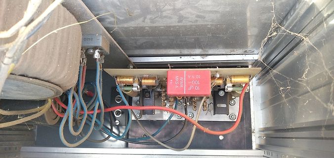 Innenansicht eines elektronischen Geräts mit Kondensator und Verkabelung