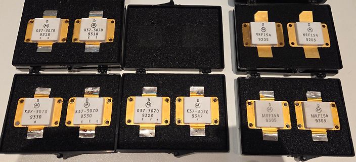 Mehrere Leistungs-Transistoren in Gehäusen