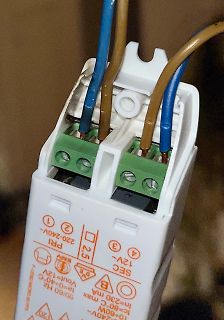 Anschlussklemmen eines Netzteils mit Kabeln