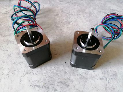 Zwei Schrittmotoren mit Kabeln