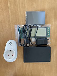 Elektronikkomponenten auf Holztisch