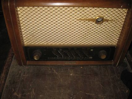 Altes Radio mit Holzgehäuse