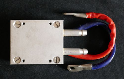 Elektrisches Bauteil mit Kabeln und Kabelschuhen