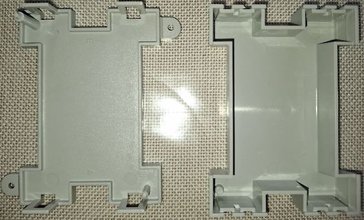 Zwei Kunststoffgehäusehälften