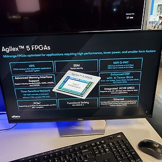 Monitor mit Präsentation zu Agilex 5 FPGAs