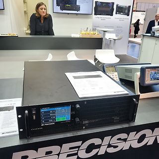 Labornetzteil von BK Precision auf Messetisch