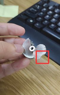 Hand hält kleinen Metalllüfter