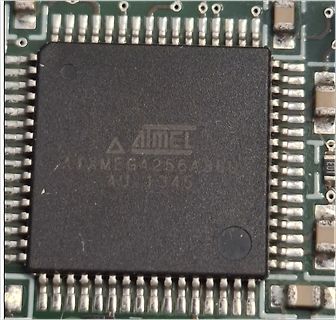 Nahaufnahme eines Atmel ATmega4256 Mikrocontrollers auf Leiterplatte