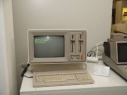 Alter Computer mit Monitor und Tastatur