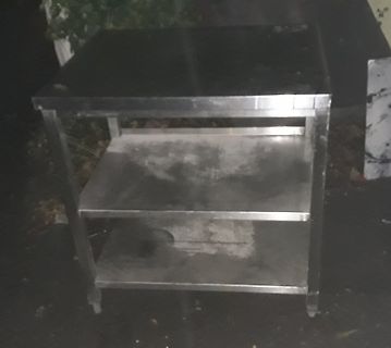 Metallregal mit zwei Ablageflächen