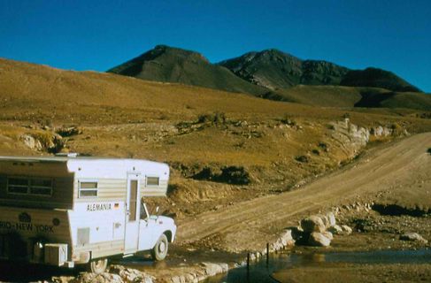 Wohnmobil in Berglandschaft