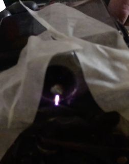 Dunkle Aufnahme mit weißem Tuch und Lichtpunkt
