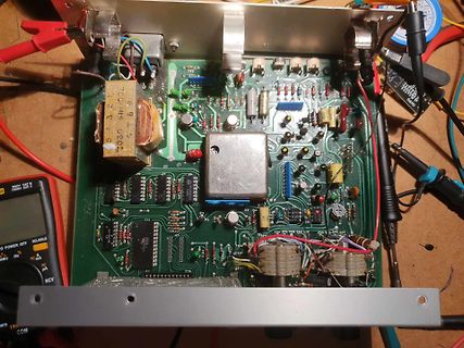 Geöffnete Elektronikplatine mit Bauteilen und Messspitzen