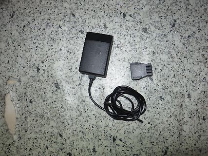 Netzteil mit Kabel und Stecker auf Granitboden