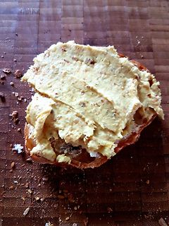 Brot mit Aufstrich auf Holzbrett
