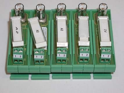 Fünf nebeneinander liegende Leiterplattenmodule mit BNC-Anschluss und Schraubklemmen
