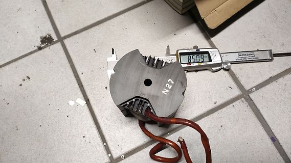 Messung eines Bauteils mit Messschieber