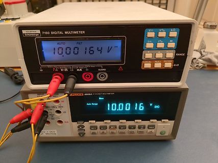 Zwei digitale Multimeter mit Messleitungen
