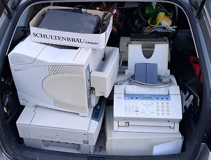 Elektronikgeräte im Kofferraum eines Autos