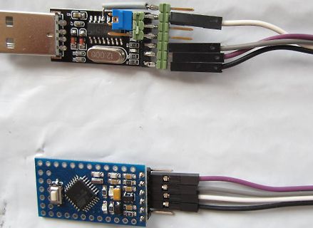 USB-zu-Seriell-Adapter und Mikrocontroller-Platine mit Kabeln