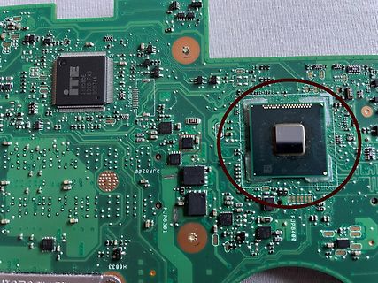 Nahaufnahme einer bestückten Leiterplatte mit integriertem Chip