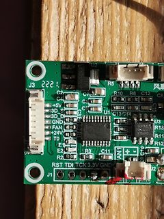 Nahaufnahme einer grünen Leiterplatte mit elektronischen Bauteilen