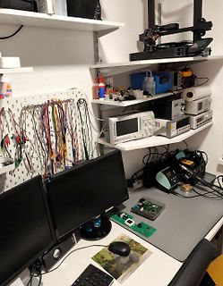 Elektronik-Werkstatt mit Oszilloskop, Netzteil und Monitoren