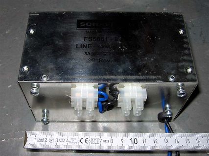 Metallgehäuse eines Netzteils mit Anschlüssen und Lineal