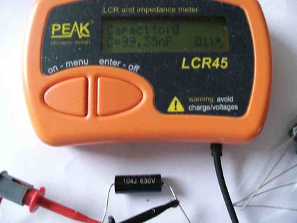 LCR-Messung eines Kondensators mit Peak LCR45