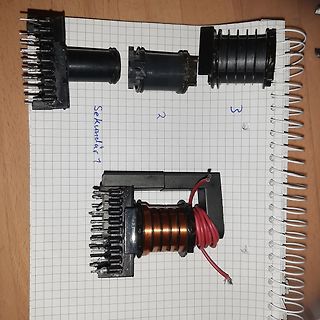 Zerlegter Transformator auf Karopapier
