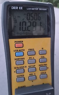 LCR-Meter DE-5000 mit Messwert