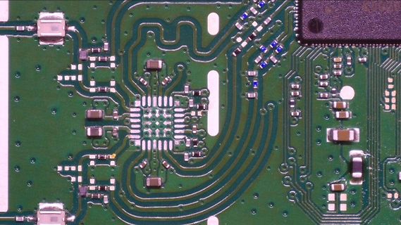 Makroaufnahme einer Leiterplatte mit SMD-Bauteilen
