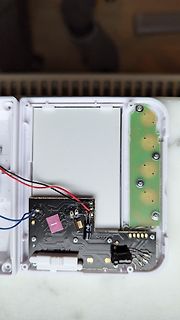 Innenansicht eines geöffneten elektronischen Geräts mit Leiterplatten