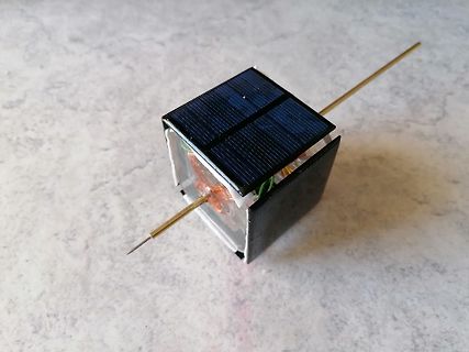 Kleiner Aufbau mit Solarzellen und Drähten