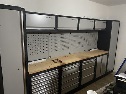 Werkstatt mit Werkzeugschrank und Werkbank