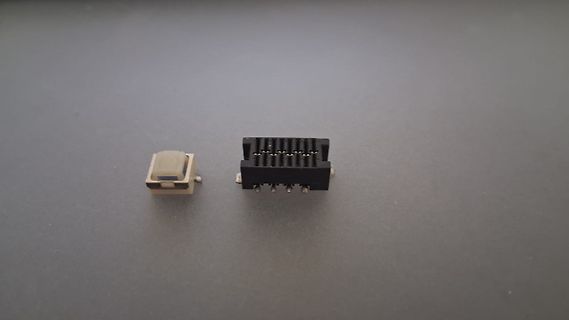 Elektronische Steckverbinder auf grauem Untergrund