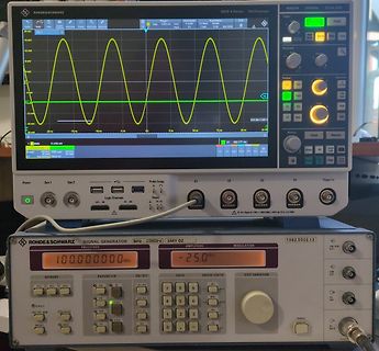 Oszilloskop und Signalgenerator auf einem Arbeitstisch
