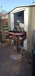 Grill mit Würstchen im Freien