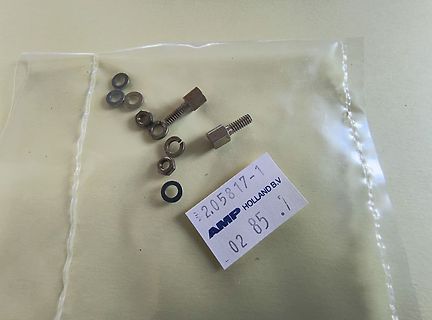 Schrauben und Unterlegscheiben in Plastiktüte