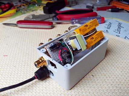 Elektronikprojekt in Gehäuse mit Batterien und Werkzeugen