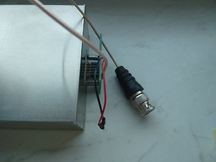 Anschluss eines Gehäuses mit Kabeln und BNC-Stecker