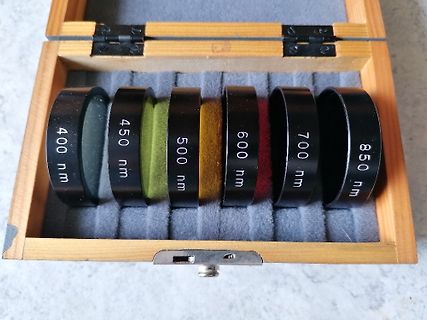 Set mit optischen Filtern in Holzbox