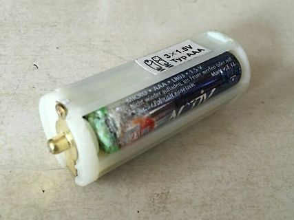 Batteriehalter mit drei AAA-Batterien
