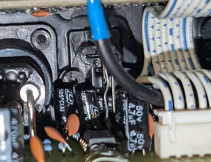 Nahaufnahme von Elektrolytkondensatoren und Kabeln auf einer Leiterplatte