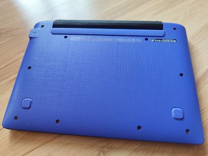 Unterseite eines blauen Laptops