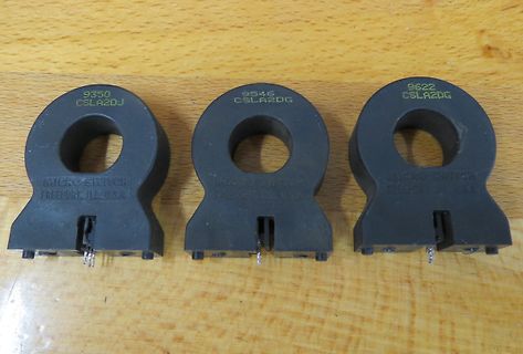 Drei schwarze Ringkerne von Micro Switch