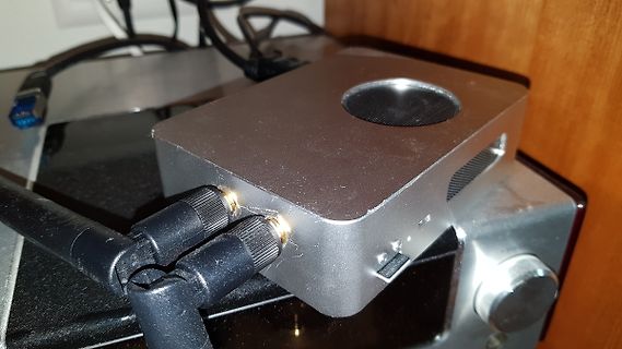 Nahaufnahme eines silbernen Metallgehäuses mit Kabelanschlüssen