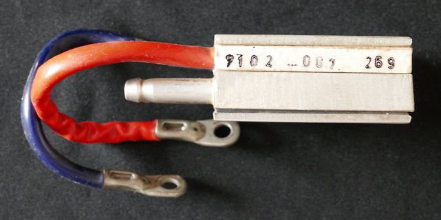Elektrisches Bauteil mit Kabeln und Kabelschuhen