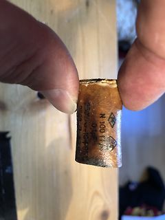 Elektrolytkondensator in einer Hand gehalten