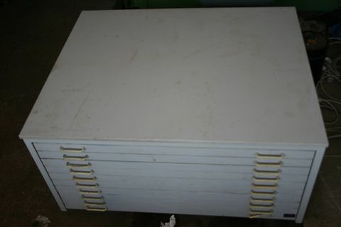 Weißer Unterschrank mit Schubladen